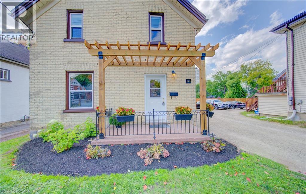 229 Lancaster Street E, Kitchener, ON - Outdoor With Exterior