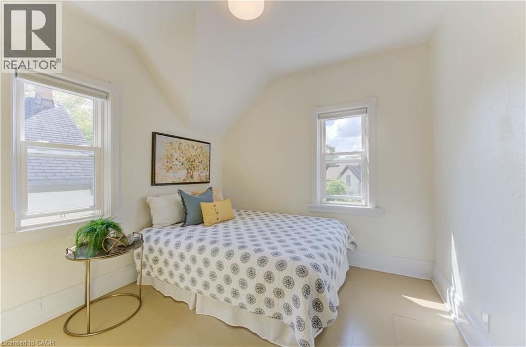 229 Lancaster Street E, Kitchener, ON - Indoor Photo Showing Bedroom