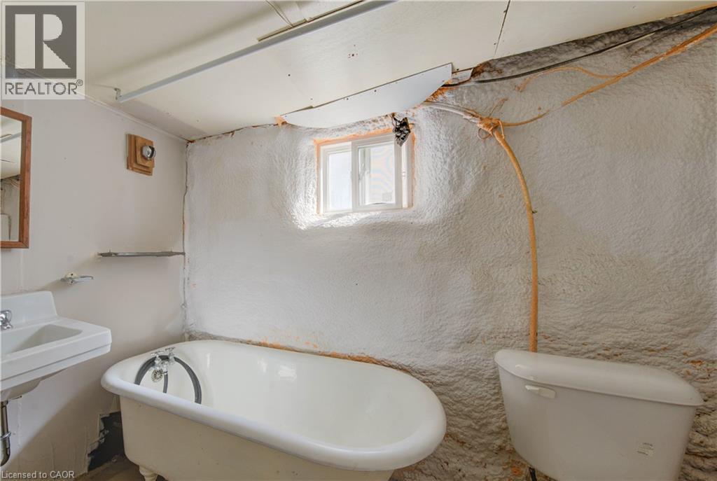 229 Lancaster Street E, Kitchener, ON - Indoor Photo Showing Bathroom