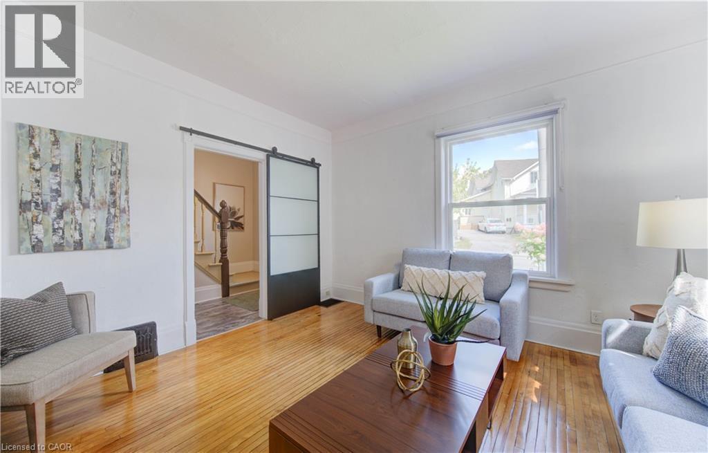 229 Lancaster Street E, Kitchener, ON - Indoor Photo Showing Living Room