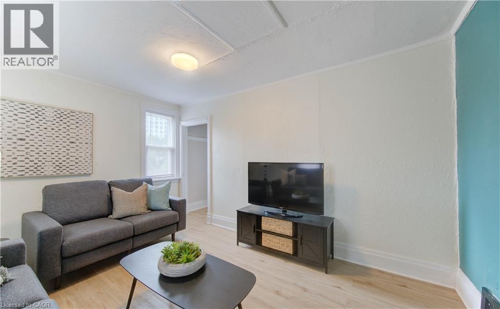 229 Lancaster Street E, Kitchener, ON - Indoor Photo Showing Living Room