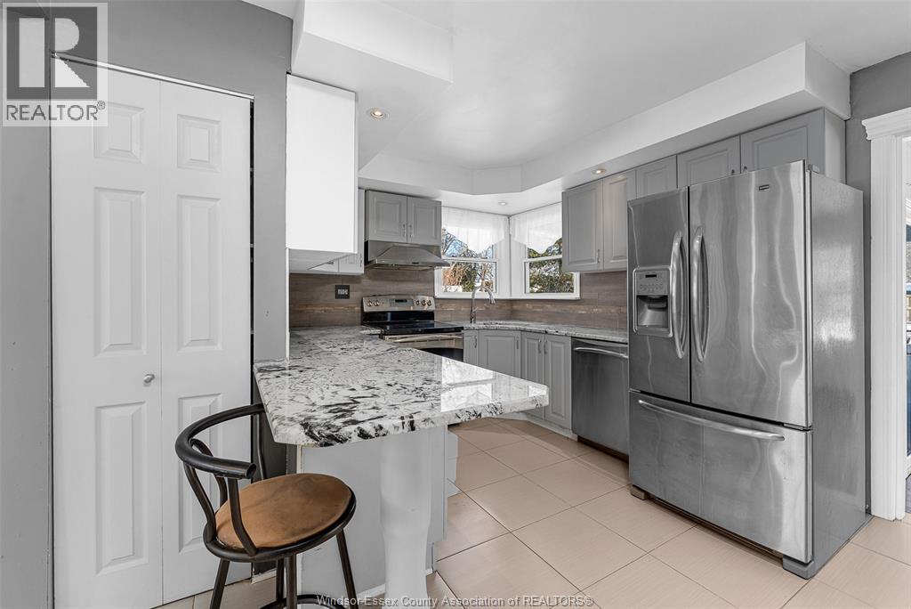 156 Edgewater, Tecumseh, ON - Indoor Photo Showing Kitchen With Upgraded Kitchen