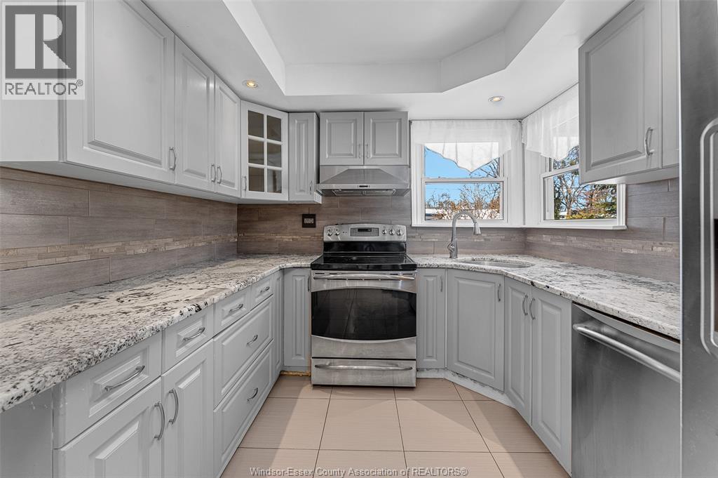 156 Edgewater, Tecumseh, ON - Indoor Photo Showing Kitchen With Upgraded Kitchen