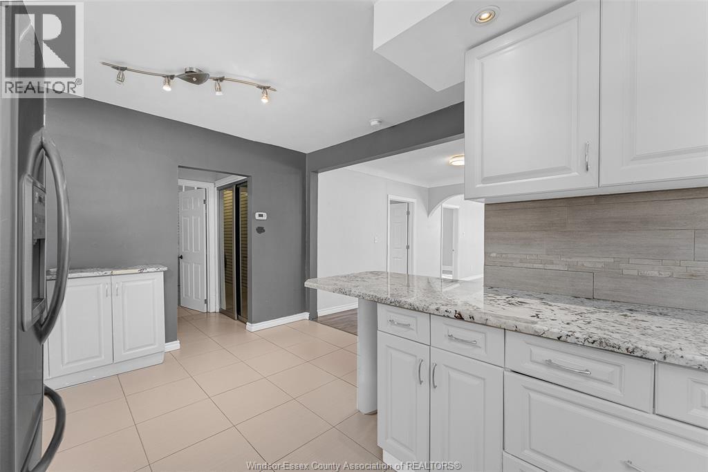 156 Edgewater, Tecumseh, ON - Indoor Photo Showing Kitchen