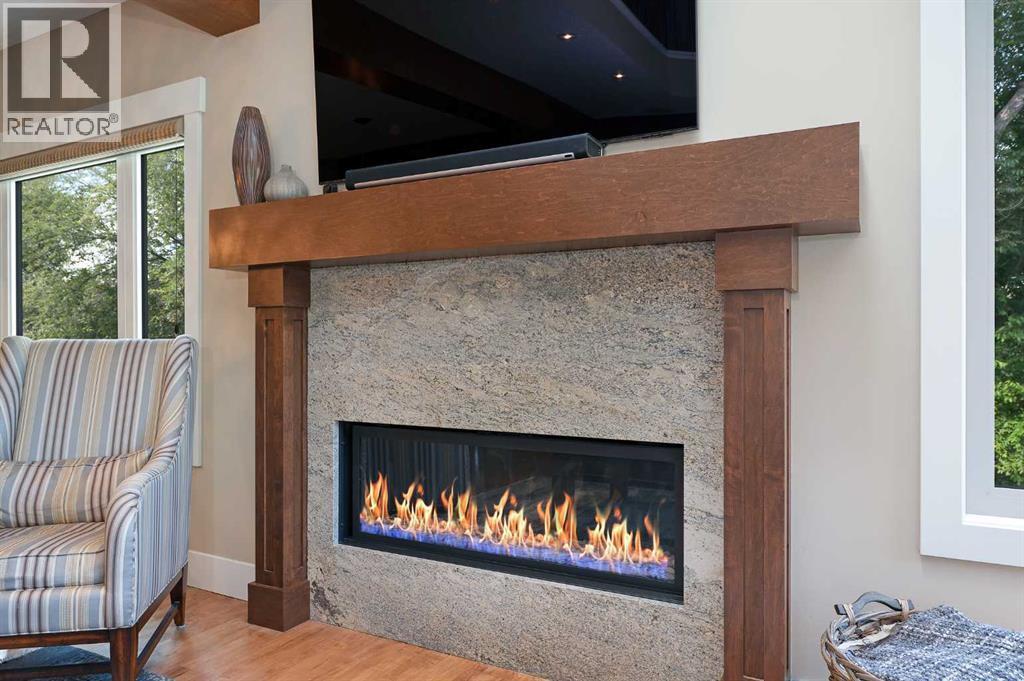 664 29 Avenue Nw, Calgary, AB - Indoor Photo Showing Living Room With Fireplace