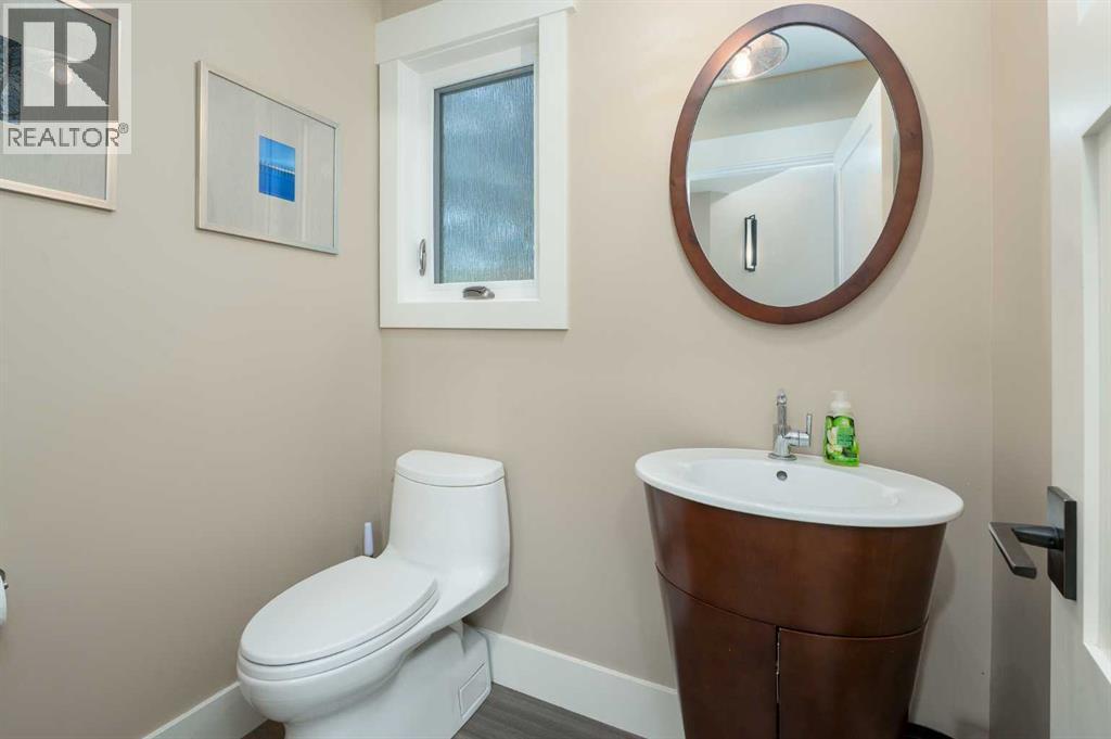 664 29 Avenue Nw, Calgary, AB - Indoor Photo Showing Bathroom