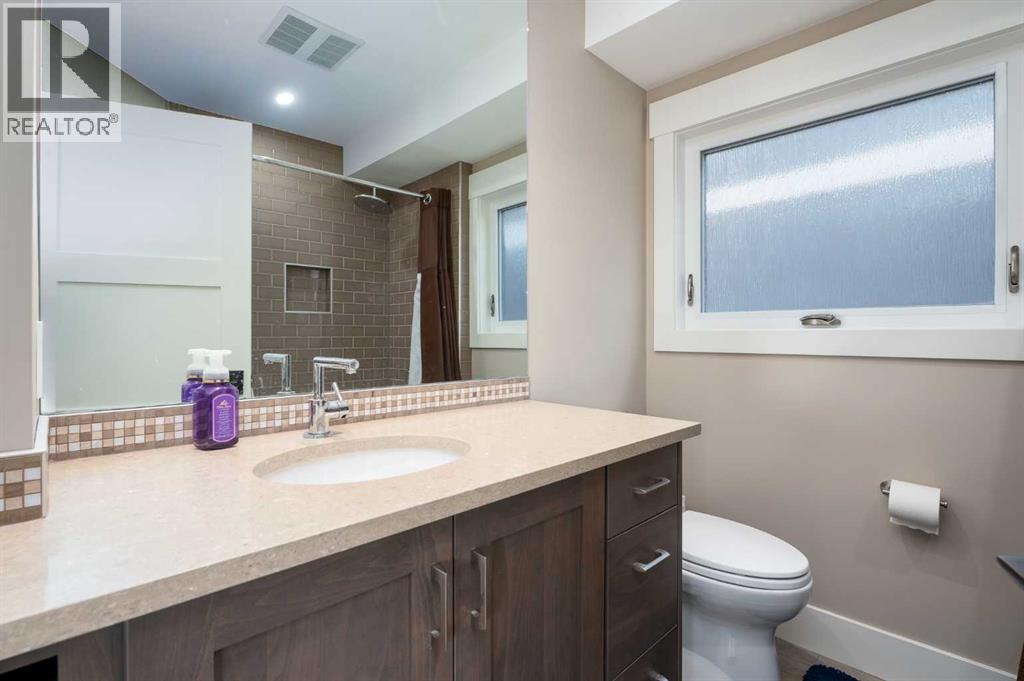 664 29 Avenue Nw, Calgary, AB - Indoor Photo Showing Bathroom