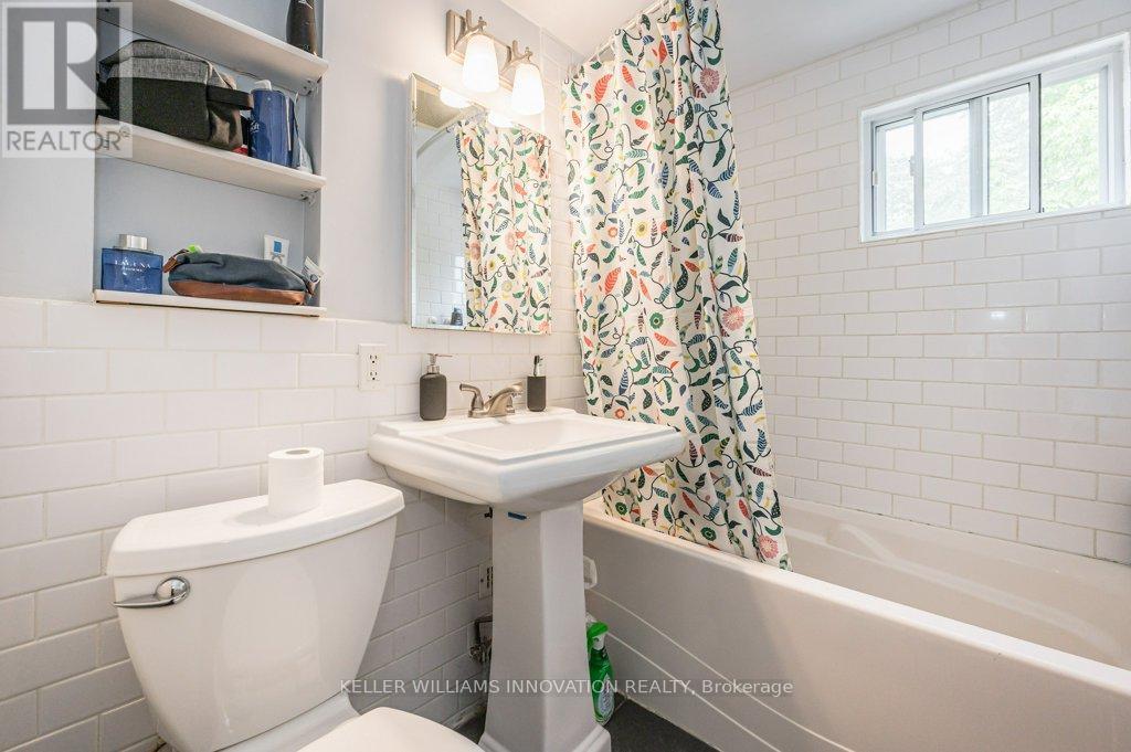 52 Avondale Avenue S, Waterloo, ON - Indoor Photo Showing Bathroom