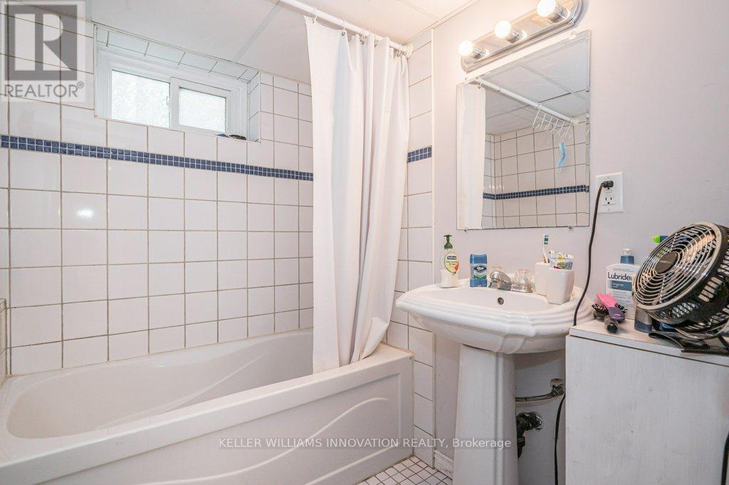 52 Avondale Avenue S, Waterloo, ON - Indoor Photo Showing Bathroom