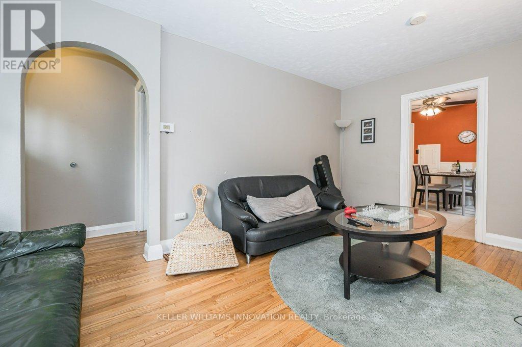 52 Avondale Avenue S, Waterloo, ON - Indoor Photo Showing Living Room