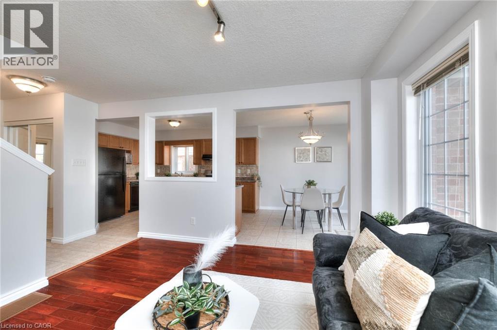 38 Heatherwood Place, Kitchener, ON - Indoor Photo Showing Living Room