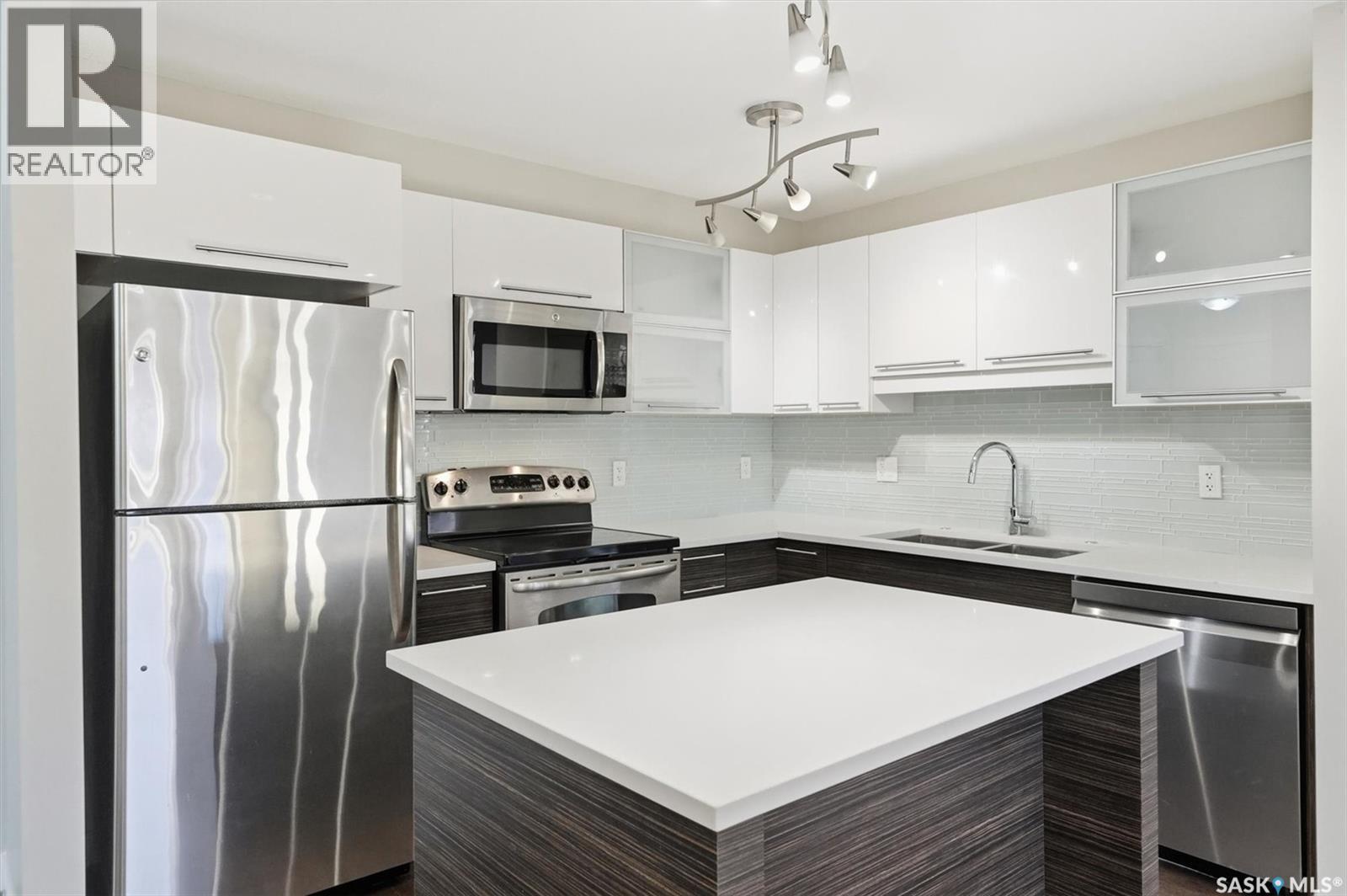 207C 415 Hunter Road, Saskatoon, SK - Indoor Photo Showing Kitchen With Double Sink With Upgraded Kitchen