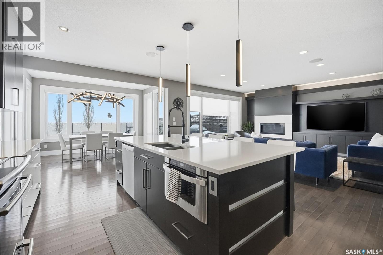 343 Mahabir Court, Saskatoon, SK - Indoor Photo Showing Kitchen With Double Sink With Upgraded Kitchen