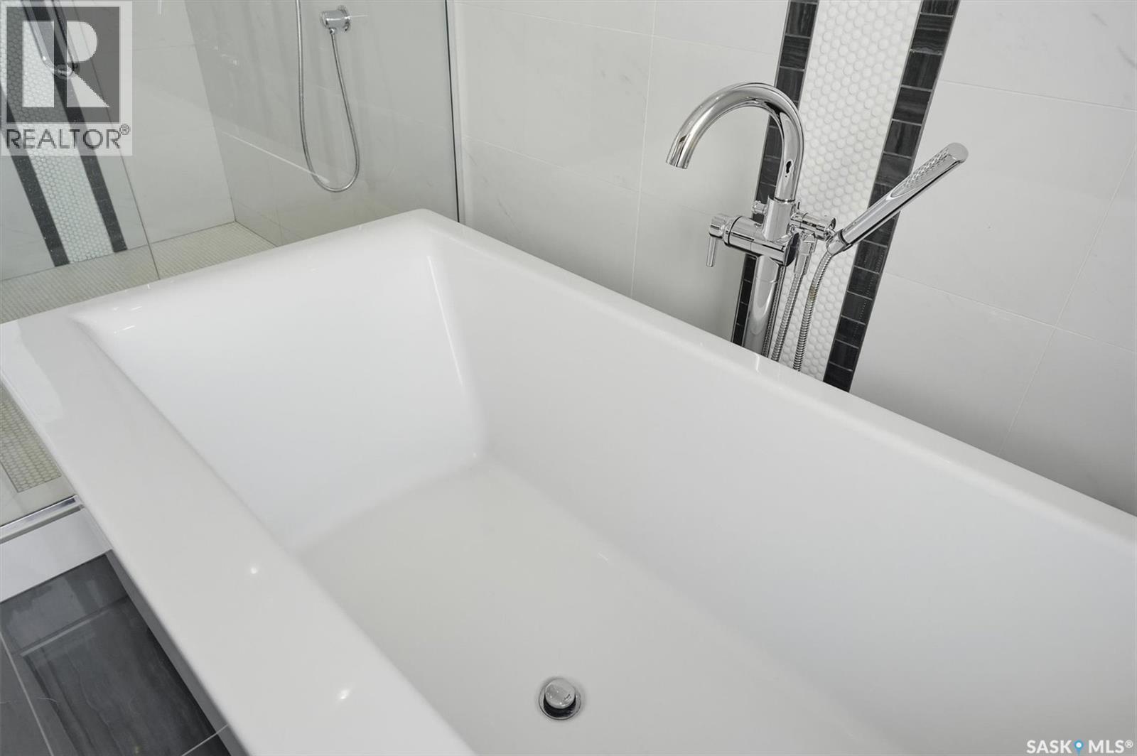 343 Mahabir Court, Saskatoon, SK - Indoor Photo Showing Bathroom