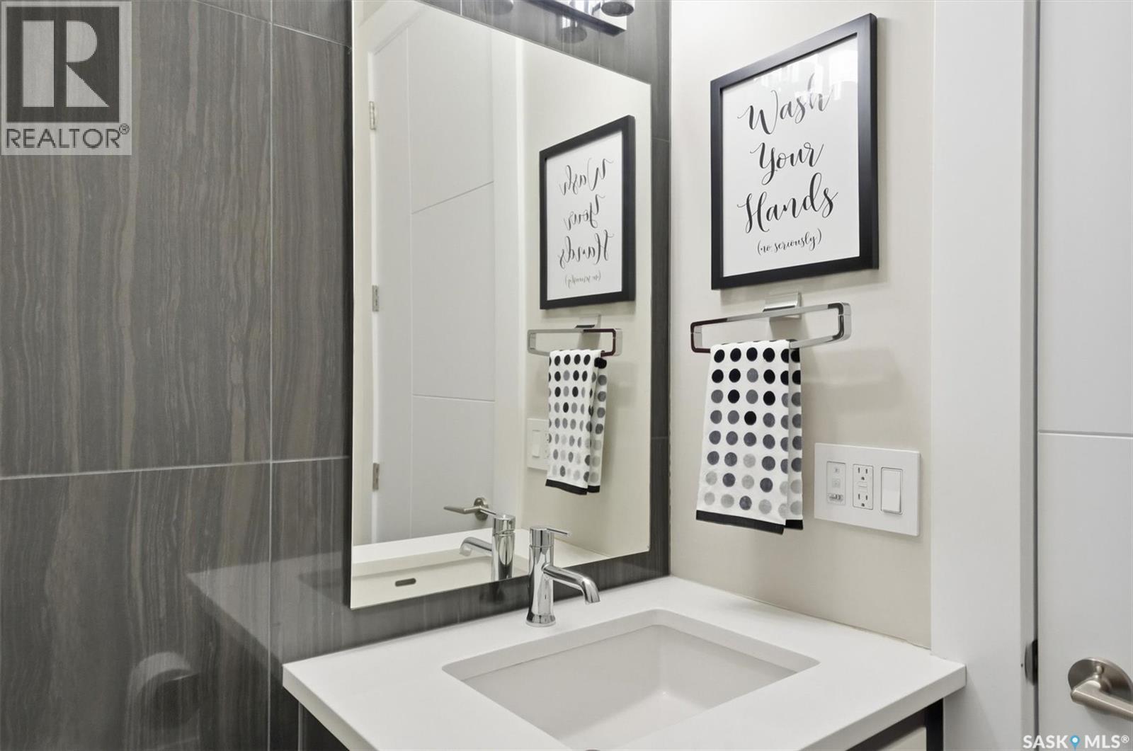 343 Mahabir Court, Saskatoon, SK - Indoor Photo Showing Bathroom