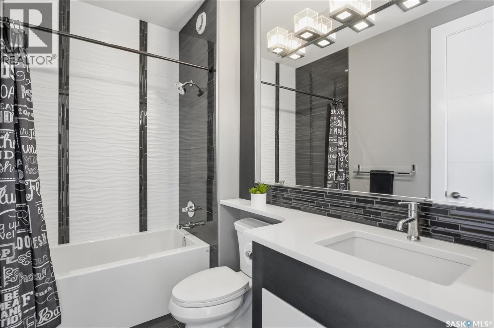 343 Mahabir Court, Saskatoon, SK - Indoor Photo Showing Bathroom