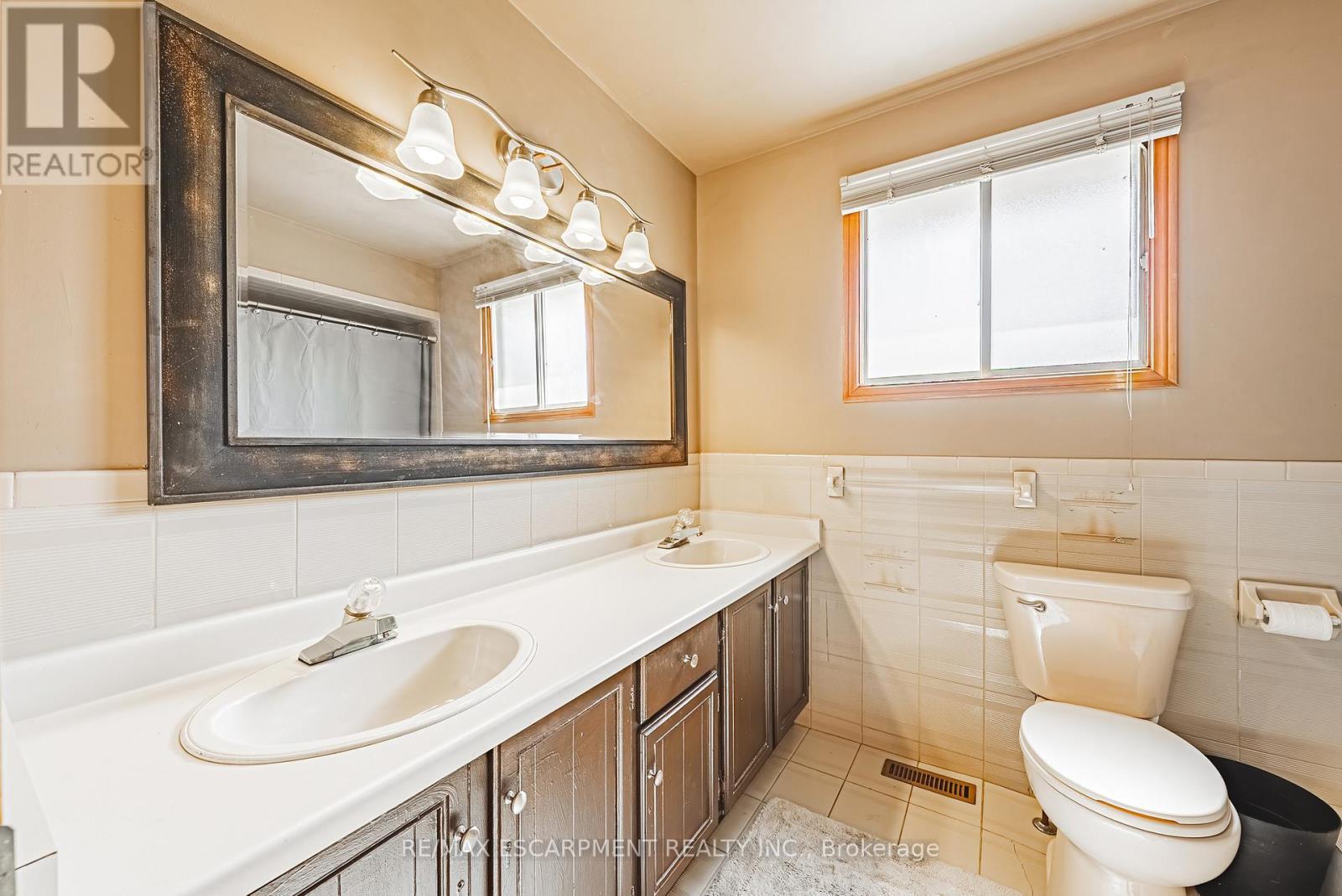 19 Glenhaven Court, Hamilton, ON - Indoor Photo Showing Bathroom