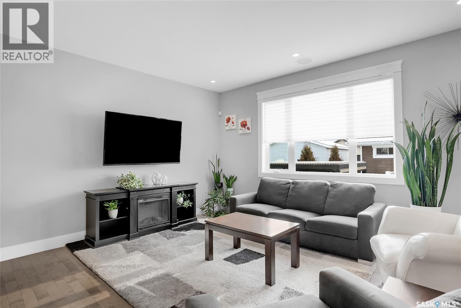 507 Kloppenburg Crescent, Saskatoon, SK - Indoor Photo Showing Living Room