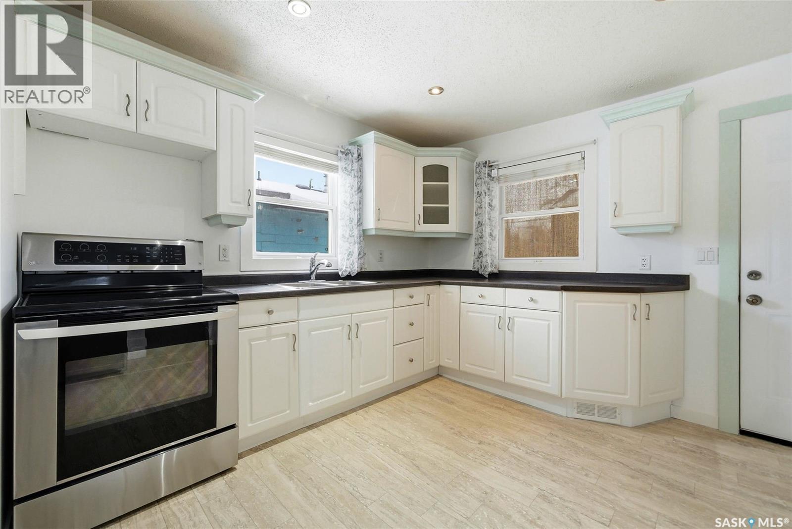336 Smith Street, Regina, SK - Indoor Photo Showing Kitchen