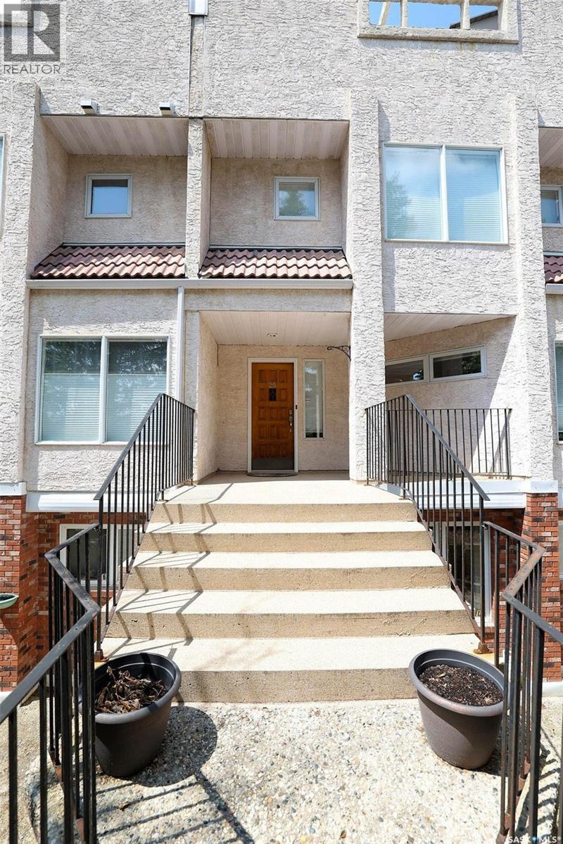 25 2338 Assiniboine Avenue E, Regina, SK - Outdoor With Exterior