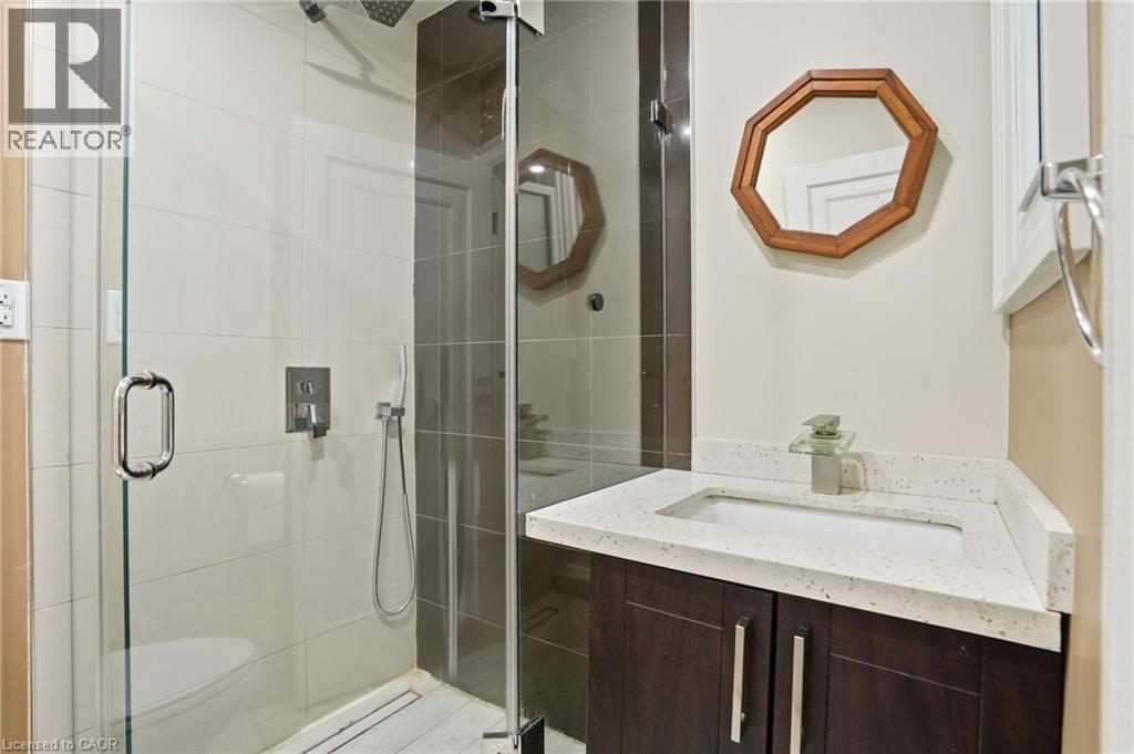 41 Paradise Road S, Hamilton, ON - Indoor Photo Showing Bathroom