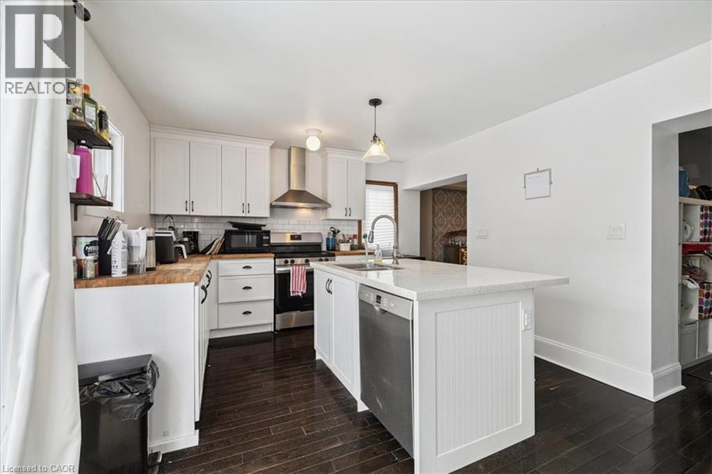 9 Barclay Street, Hamilton, ON - Indoor Photo Showing Kitchen