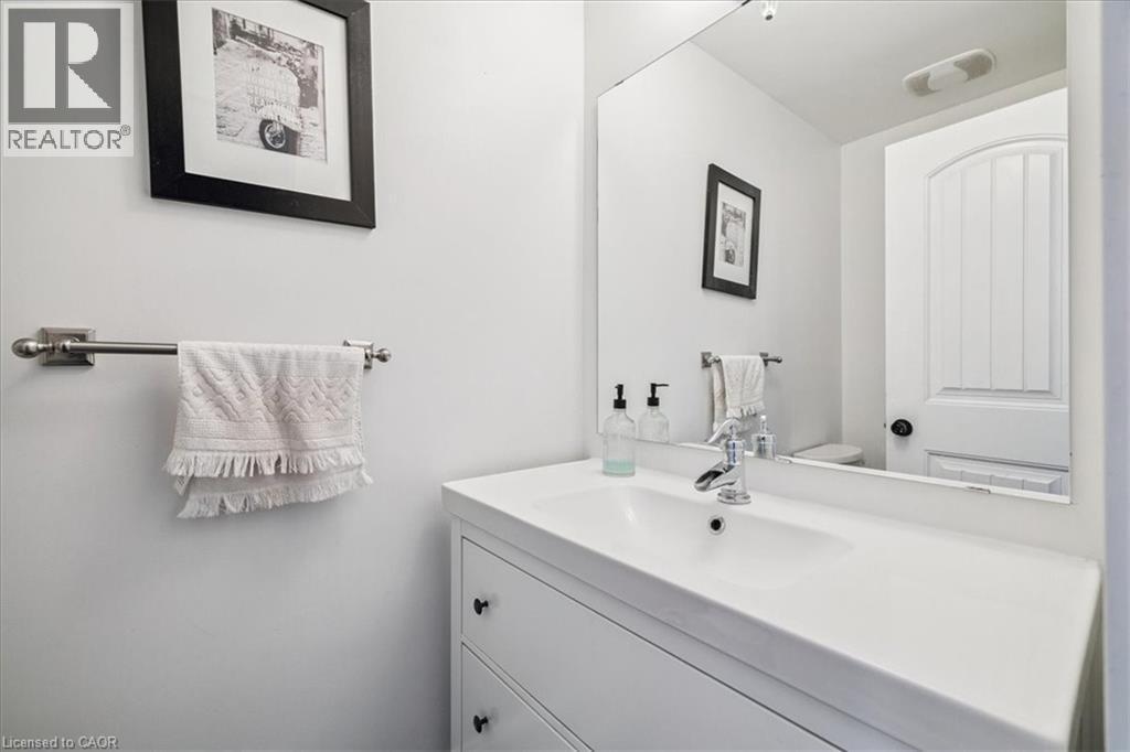 9 Barclay Street, Hamilton, ON - Indoor Photo Showing Bathroom