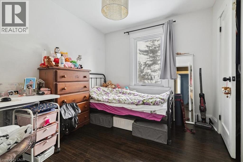 9 Barclay Street, Hamilton, ON - Indoor Photo Showing Bedroom