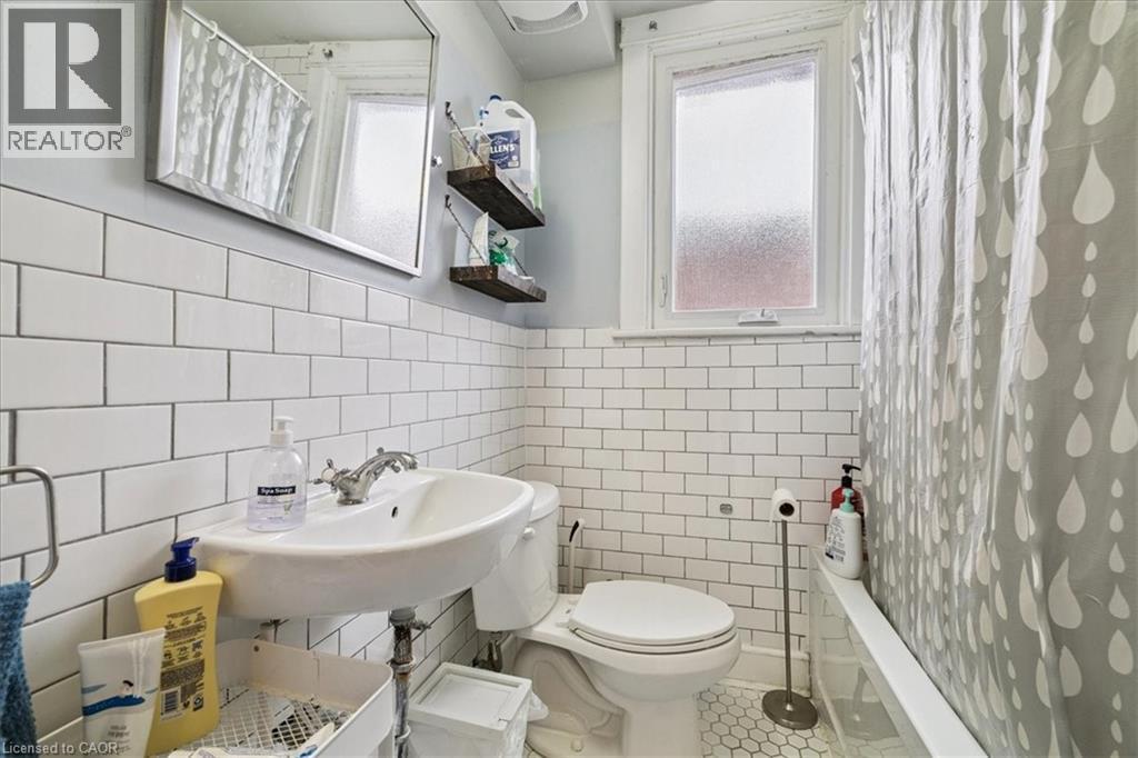 9 Barclay Street, Hamilton, ON - Indoor Photo Showing Bathroom