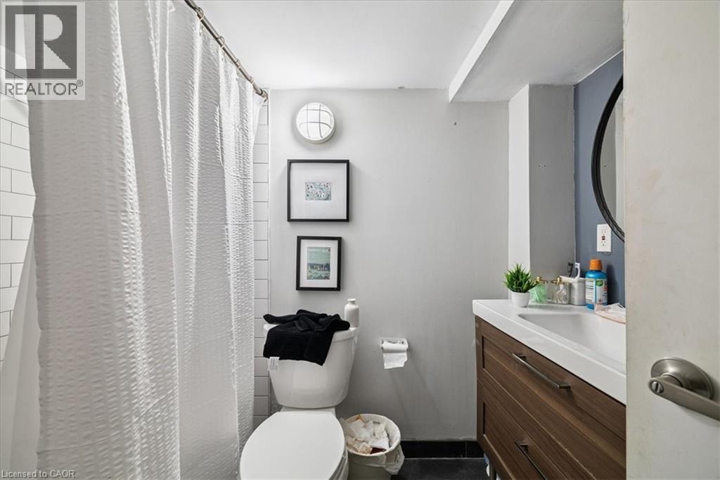 9 Barclay Street, Hamilton, ON - Indoor Photo Showing Bathroom