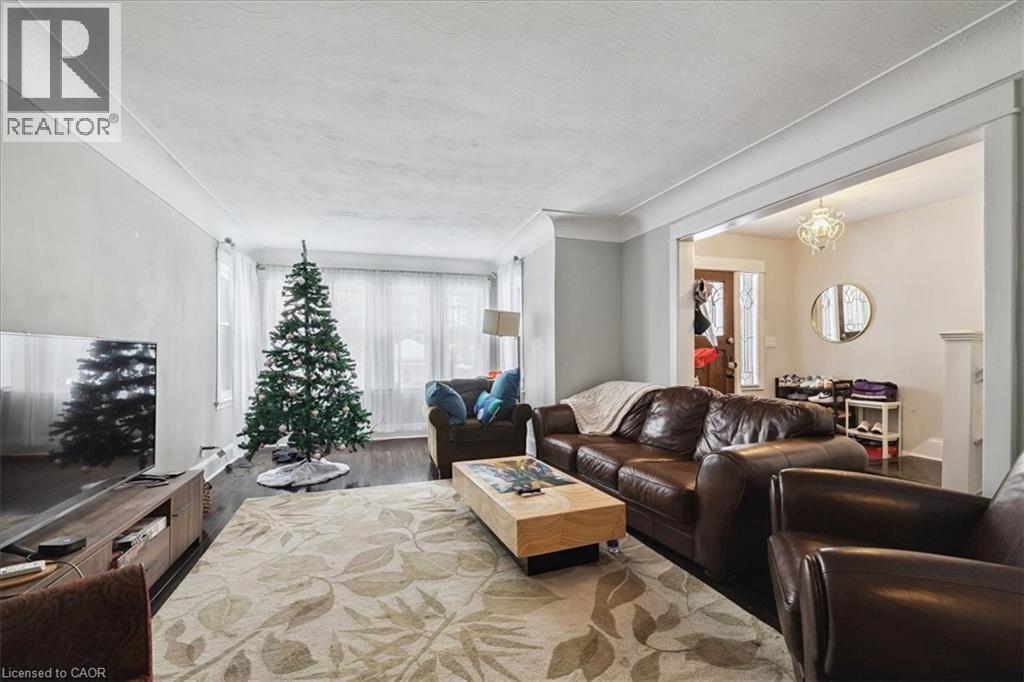 9 Barclay Street, Hamilton, ON - Indoor Photo Showing Living Room