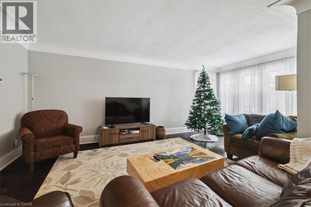 9 Barclay Street, Hamilton, ON - Indoor Photo Showing Living Room