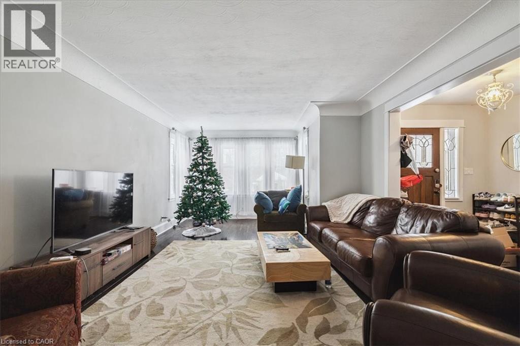9 Barclay Street, Hamilton, ON - Indoor Photo Showing Living Room