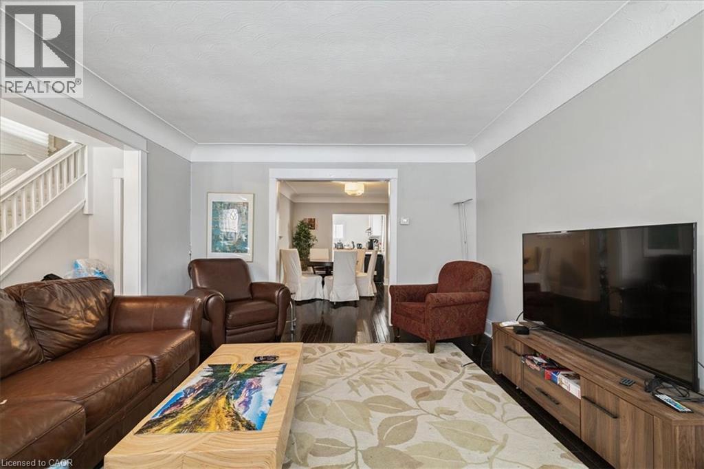 9 Barclay Street, Hamilton, ON - Indoor Photo Showing Living Room