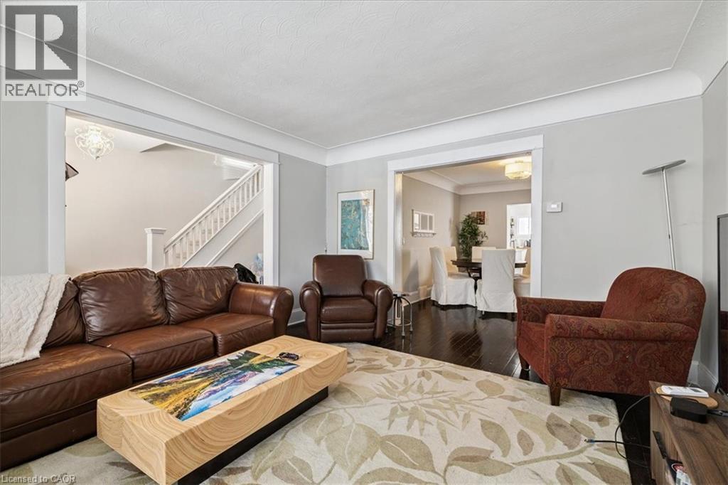 9 Barclay Street, Hamilton, ON - Indoor Photo Showing Living Room