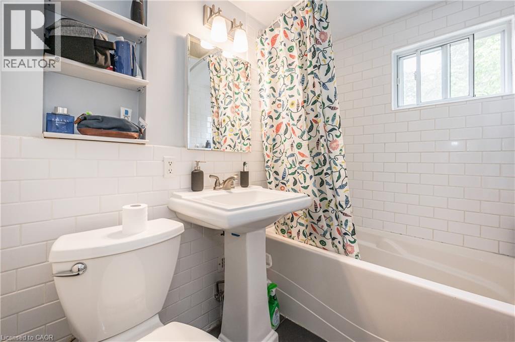 52 Avondale Avenue S, Waterloo, ON - Indoor Photo Showing Bathroom