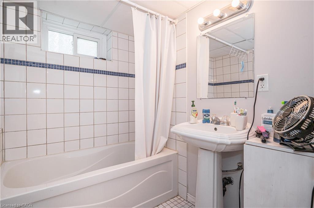 52 Avondale Avenue S, Waterloo, ON - Indoor Photo Showing Bathroom