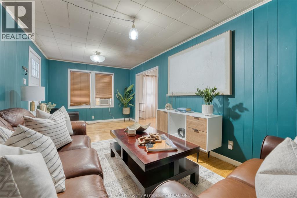 1581 Cadillac Street, Windsor, ON - Indoor Photo Showing Living Room