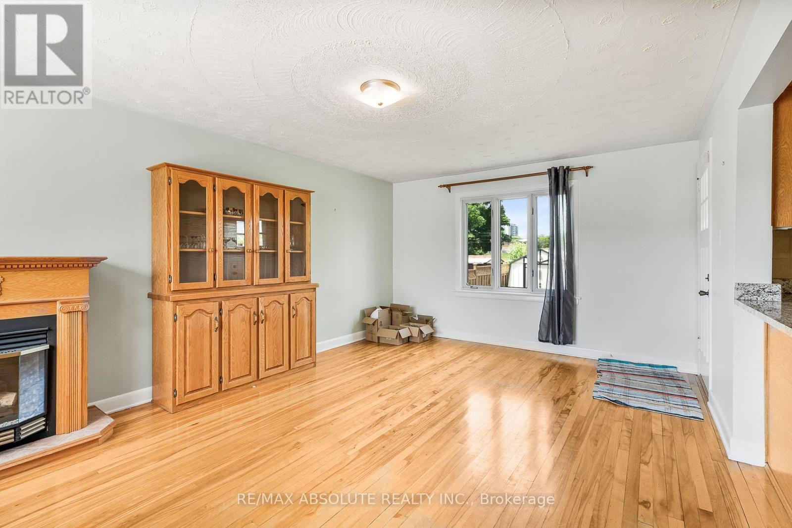 352 Lacasse Avenue, Ottawa, ON - Indoor With Fireplace