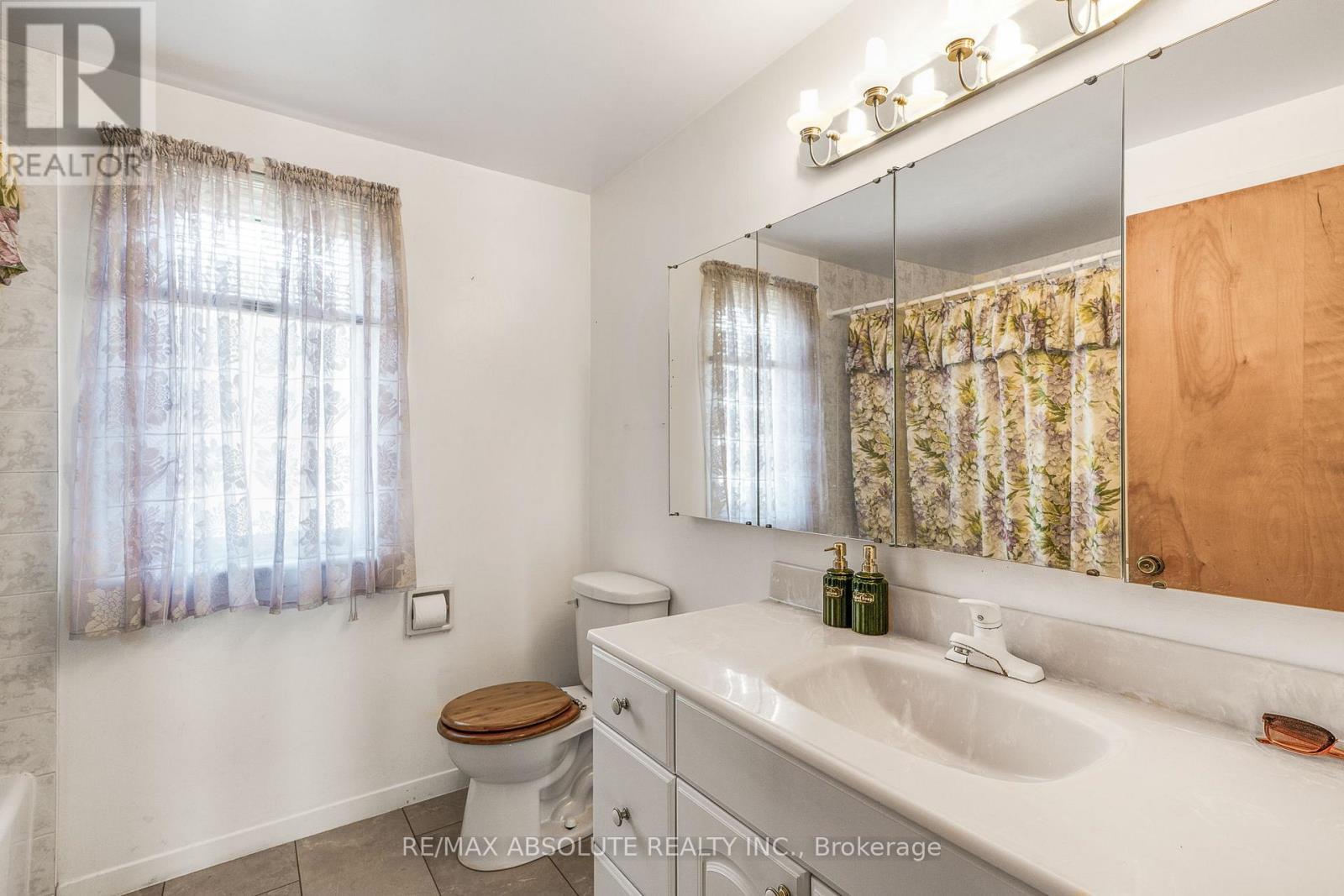 352 Lacasse Avenue, Ottawa, ON - Indoor Photo Showing Bathroom