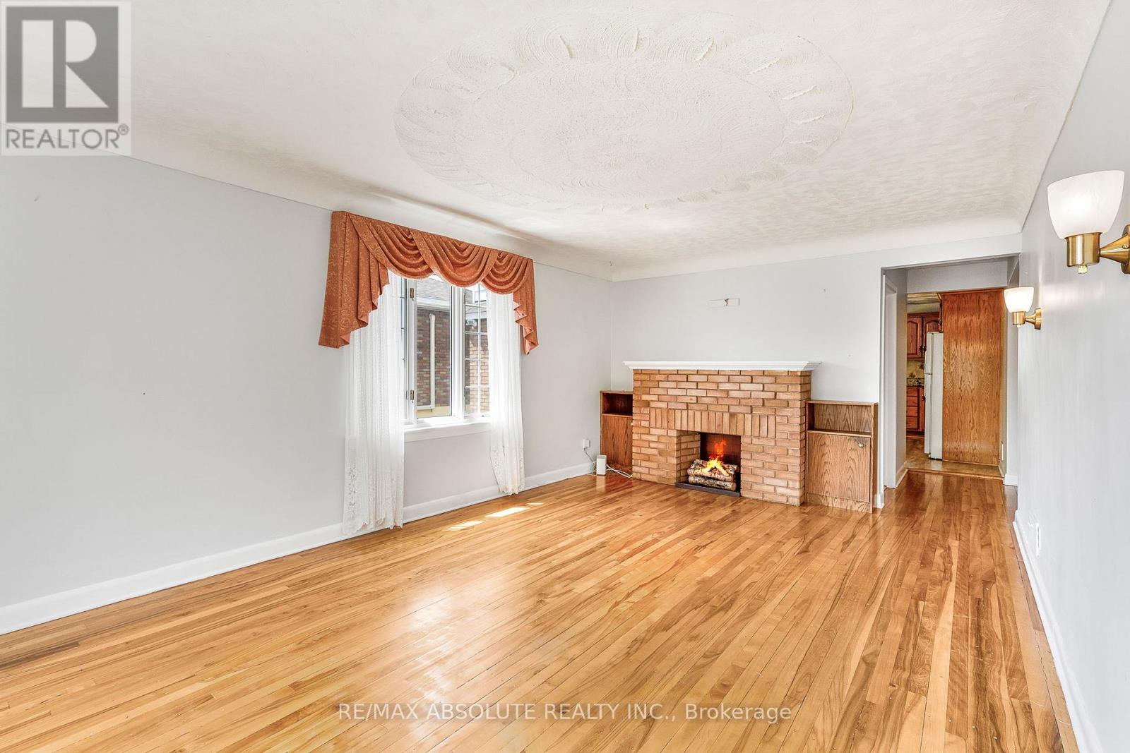 352 Lacasse Avenue, Ottawa, ON - Indoor Photo Showing Living Room