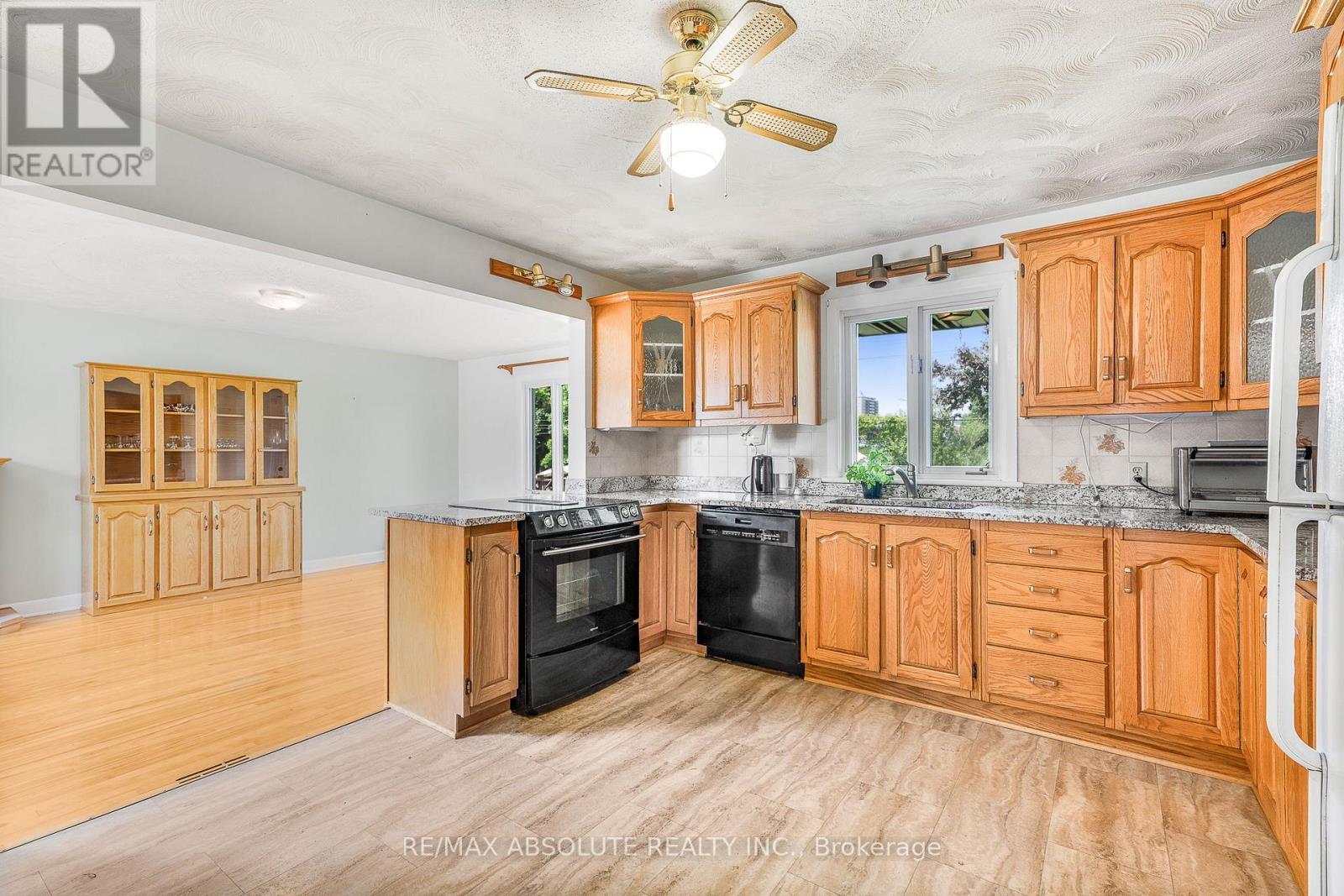 352 Lacasse Avenue, Ottawa, ON - Indoor Photo Showing Kitchen