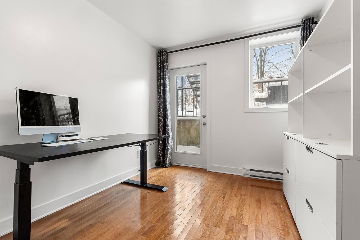 Chambre à coucher - 100-2344 Rue Mullins, Montréal (Le Sud-Ouest), QC - Indoor Photo Showing Other Room