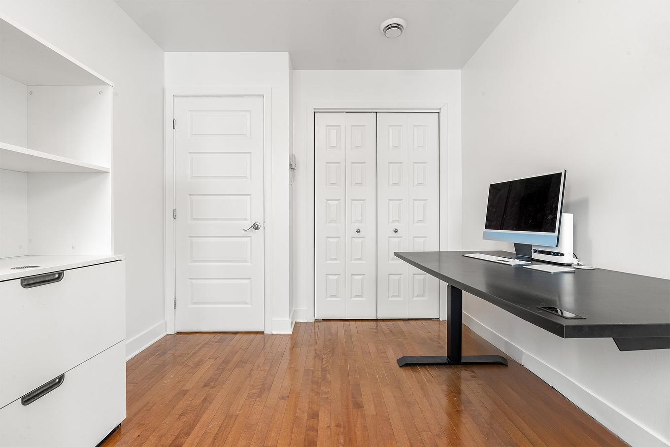 Chambre à coucher - 100-2344 Rue Mullins, Montréal (Le Sud-Ouest), QC - Indoor Photo Showing Other Room