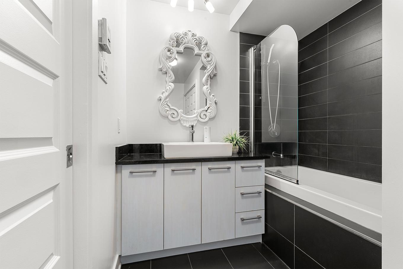 Salle de bains - 100-2344 Rue Mullins, Montréal (Le Sud-Ouest), QC - Indoor Photo Showing Bathroom