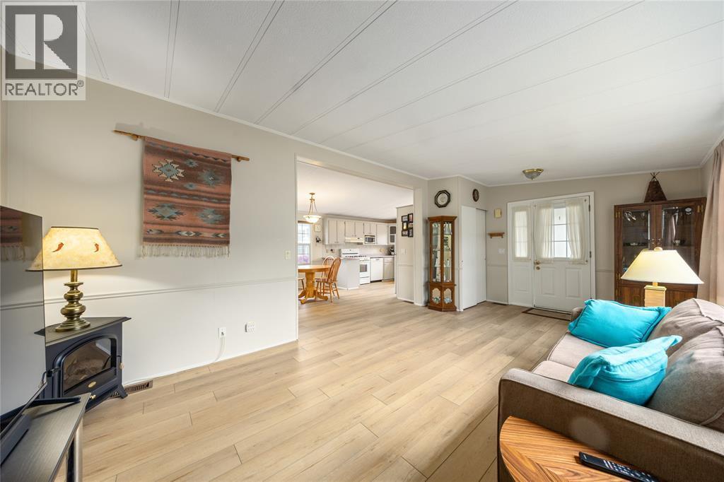 5700 Blackwell Sideroad Unit# 29, Sarnia, ON - Indoor Photo Showing Living Room With Fireplace