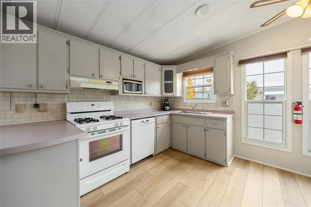 5700 Blackwell Sideroad Unit# 29, Sarnia, ON - Indoor Photo Showing Kitchen