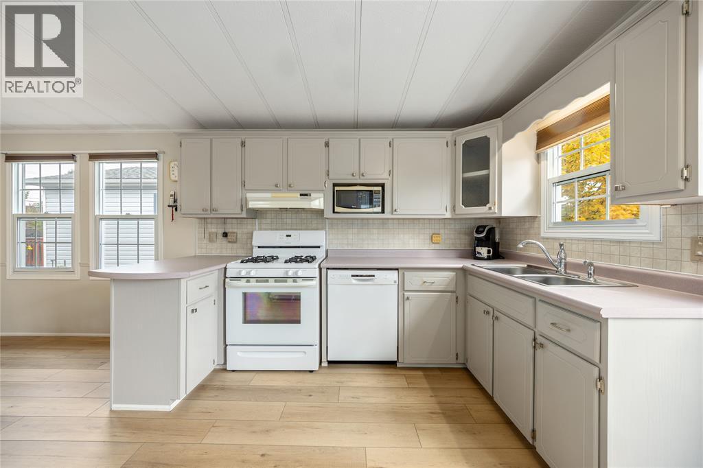 5700 Blackwell Sideroad Unit# 29, Sarnia, ON - Indoor Photo Showing Kitchen With Double Sink