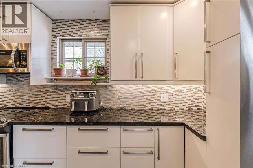 52 Amelia Street, Paris, ON - Indoor Photo Showing Kitchen With Upgraded Kitchen