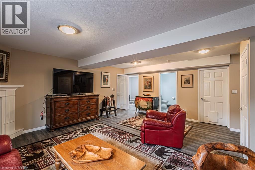 52 Amelia Street, Paris, ON - Indoor Photo Showing Living Room
